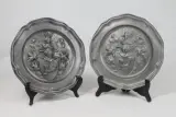 2 Decoratieve tinnen wandborden met wapenschild – kavel bij De Kringwinkel, Brecht