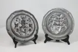 2 Decoratieve tinnen wandborden met wapenschild – foto 2 – kavel bij De Kringwinkel, Brecht