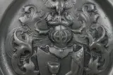 2 Decoratieve tinnen wandborden met wapenschild – foto 3 – kavel bij De Kringwinkel, Brecht