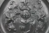 2 Decoratieve tinnen wandborden met wapenschild – foto 6 – kavel bij De Kringwinkel, Brecht