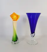 Set van 2 handgemaakte kleurrijke glazen vazen – kavel bij De Kringwinkel, Turnhout