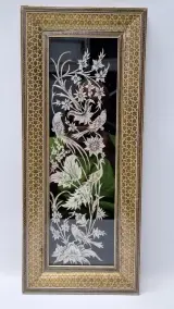 Perzisch metaalwerk met vogels en bloemen in Khatamkari-lijst – kavel bij De Kringwinkel, Gent