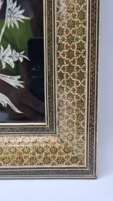Perzisch metaalwerk met vogels en bloemen in Khatamkari-lijst – foto 3 – kavel bij De Kringwinkel, Gent
