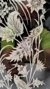 Perzisch metaalwerk met vogels en bloemen in Khatamkari-lijst – foto 4 – kavel bij De Kringwinkel, Gent