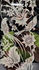 Perzisch metaalwerk met vogels en bloemen in Khatamkari-lijst – foto 5 – kavel bij De Kringwinkel, Gent