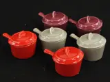 Set van 6 kleine keramische pannetjes met deksel van LBP Magnet – kavel bij De Kringwinkel, Antwerpen