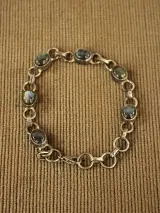 Sterling zilveren armband met labradoriet cabochons – foto 3 – kavel bij De Kringwinkel, Antwerpen