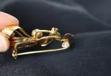 14 kt Gouden broche met parel en blauwe accentsteen – foto 3 – kavel bij De Kringwinkel, Izegem