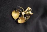 14 kt Gouden broche met parel en blauwe accentsteen – foto 4 – kavel bij De Kringwinkel, Izegem