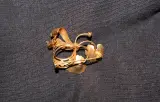 14 kt Gouden broche met parel en blauwe accentsteen – foto 6 – kavel bij De Kringwinkel, Izegem