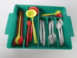 Vintage speelgoedkeuken lot met kinderbestek en keukengerei – foto 3 – kavel bij De Kringwinkel, Heverlee