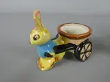 Set van drie vintage keramische konijntjes met karretjes – foto 2 – kavel bij De Kringwinkel, Diest