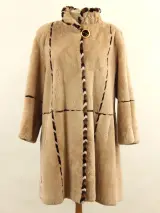 ZUKI - Exclusieve Canadese faux fur mantel - beige met bruine details - made in Canada – kavel bij De Kringwinkel, Antwerpen