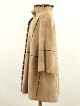 ZUKI - Exclusieve Canadese faux fur mantel - beige met bruine details - made in Canada – foto 6 – kavel bij De Kringwinkel, Antwerpen