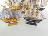 Set van 7 decoratieve houten modelzeilschepen – foto 2 – kavel bij De Kringwinkel, Heverlee