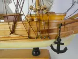 Set van 7 decoratieve houten modelzeilschepen – foto 30 – kavel bij De Kringwinkel, Heverlee