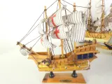 Set van 7 decoratieve houten modelzeilschepen – foto 6 – kavel bij De Kringwinkel, Heverlee