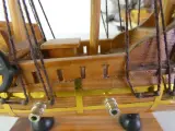 Set van 7 decoratieve houten modelzeilschepen – foto 8 – kavel bij De Kringwinkel, Heverlee