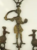 Jaren 70 Metalen Wandkruis met Figuren en Vogels – foto 3 – kavel bij De Kringwinkel, Antwerpen