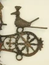 Jaren 70 Metalen Wandkruis met Figuren en Vogels – foto 4 – kavel bij De Kringwinkel, Antwerpen