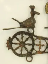 Jaren 70 Metalen Wandkruis met Figuren en Vogels – foto 5 – kavel bij De Kringwinkel, Antwerpen