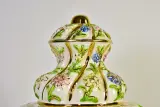 Decoratieve keramische dekselvaas met bloemen en gouddecor – foto 2 – kavel bij De Kringwinkel, Turnhout