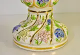 Decoratieve keramische dekselvaas met bloemen en gouddecor – foto 3 – kavel bij De Kringwinkel, Turnhout
