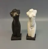 Decoratieve vrouwenbeelden op marmeren voet – kavel bij De Kringwinkel, Aalst
