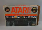 Atari 2600 videospelconsole met accessoires en spellen – kavel bij De Kringwinkel, Aalst