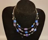 Veelkleurige ketting met blauwe en paarse kralen – kavel bij De Kringwinkel, Aalst