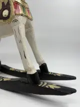 Handbeschilderd Indiaas Houten Schommelpaard – foto 3 – kavel bij De Kringwinkel, Gent