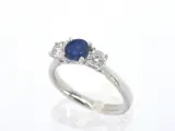 Witgouden trilogy ring met diamanten en saffier – foto 2 – kavel bij Onlineveilingmeester