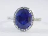 Witgouden entourage ring met diamanten en saffier – kavel bij Onlineveilingmeester
