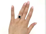 Witgouden entourage ring met diamanten en saffier – foto 2 – kavel bij Onlineveilingmeester