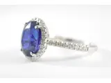 Witgouden entourage ring met diamanten en saffier – foto 4 – kavel bij Onlineveilingmeester