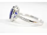 Witgouden entourage ring met diamanten en saffier – foto 5 – kavel bij Onlineveilingmeester