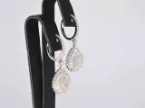 Witgouden druppelvormige oorhangers met diamanten – foto 5 – kavel bij Onlineveilingmeester