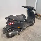 Scooter, Piaggio, Zip, 2023 – foto 2 – kavel bij Domeinen Roerende Zaken, Groningen