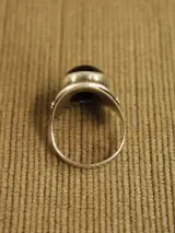 Sterling zilveren ring met grote zwarte cabochon – foto 2 – kavel bij De Kringwinkel, Antwerpen