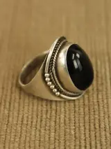 Sterling zilveren ring met grote zwarte cabochon – foto 3 – kavel bij De Kringwinkel, Antwerpen