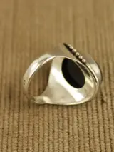 Sterling zilveren ring met grote zwarte cabochon – foto 4 – kavel bij De Kringwinkel, Antwerpen
