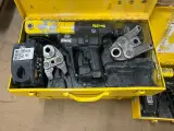 2x REMS accu-perstangen met persbekken, 4x metalen transportkoffers – foto 2 – kavel bij Onlineveilingmeester, Hoogeveen