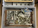 Partij hang- en sluitwerk, deurbeslag en diversen – foto 2 – kavel bij Onlineveilingmeester, Hoogeveen