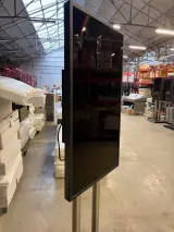 Samsung OM46N 46 inch professioneel scherm inclusief vloerstatief – foto 2 – kavel bij Onlineveilingmeester, Hoogeveen