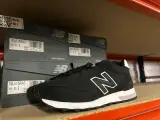 4x Schoenen New Balance, zwart – foto 2 – kavel bij Onlineveilingmeester, Hoogeveen