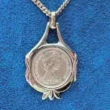 Goldplated collier met Elizabeth II One Penny munt - 1983 – foto 4 – kavel bij Onlineveilingmeester
