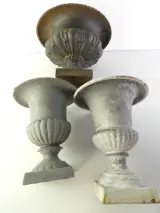 Set van 4 decoratieve gietijzeren tuinvazen in Medici stijl – foto 13 – kavel bij De Kringwinkel, Heverlee