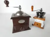 Set van 2 handmatige koffiemolens in nostalgische stijl – kavel bij De Kringwinkel, Heverlee