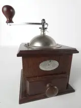 Set van 2 handmatige koffiemolens in nostalgische stijl – foto 2 – kavel bij De Kringwinkel, Heverlee