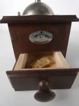 Set van 2 handmatige koffiemolens in nostalgische stijl – foto 3 – kavel bij De Kringwinkel, Heverlee